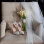 Блискучі туфлі з фатиновим бантом оздоблені дрібними перлами та блискітками