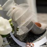 Блискучі туфлі з фатиновим бантом оздоблені дрібними перлами та блискітками