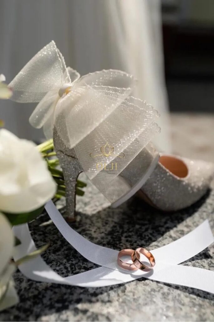 Блискучі туфлі з фатиновим бантом оздоблені дрібними перлами та блискітками