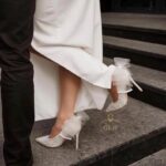 Блискучі туфлі з фатиновим бантом оздоблені дрібними перлами та блискітками