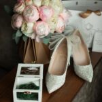 Блискучі туфлі з фатиновим бантом оздоблені дрібними перлами та блискітками