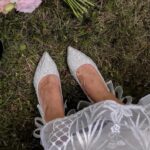 Блискучі туфлі з фатиновим бантом оздоблені дрібними перлами та блискітками