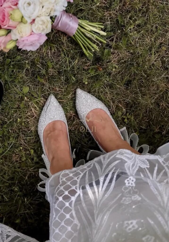 Блискучі туфлі з фатиновим бантом оздоблені дрібними перлами та блискітками