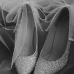 Блискучі туфлі з фатиновим бантом оздоблені дрібними перлами та блискітками