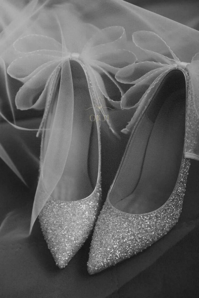 Блискучі туфлі з фатиновим бантом оздоблені дрібними перлами та блискітками