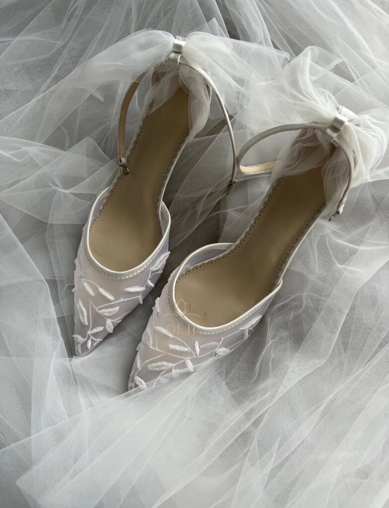 Прозорі туфлі з вишивкою та фатиновим бантом