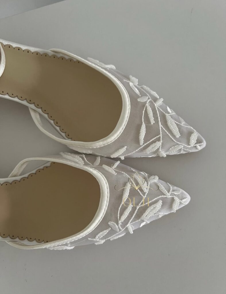 Прозорі туфлі з вишивкою та фатиновим бантом