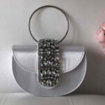 Сумка з срібною брошкою та круглою ручкою