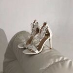 Білі босоніжки з кристалами