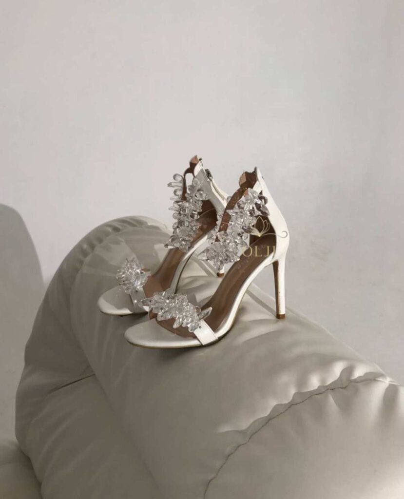 Білі босоніжки з кристалами