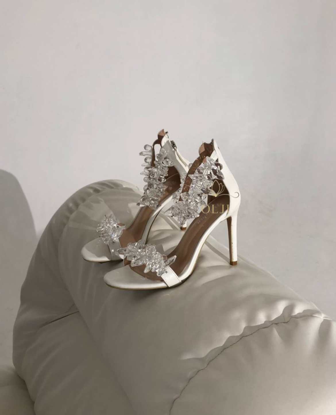 Білі босоніжки з кристалами