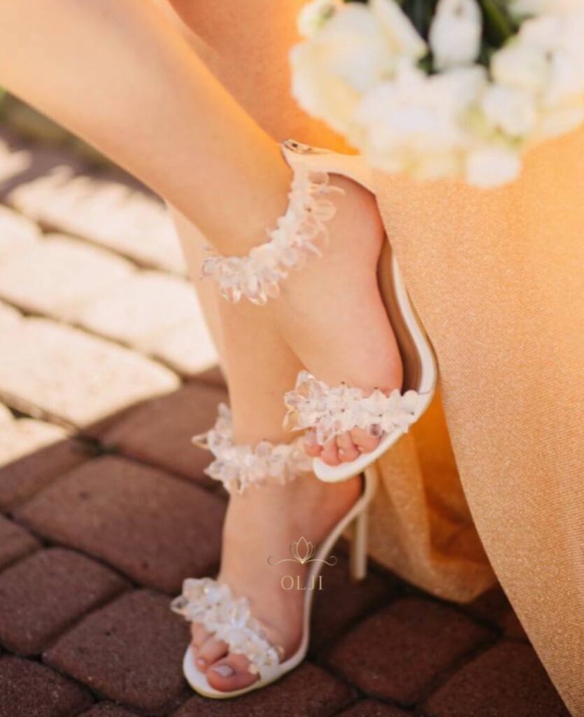 Білі босоніжки з кристалами