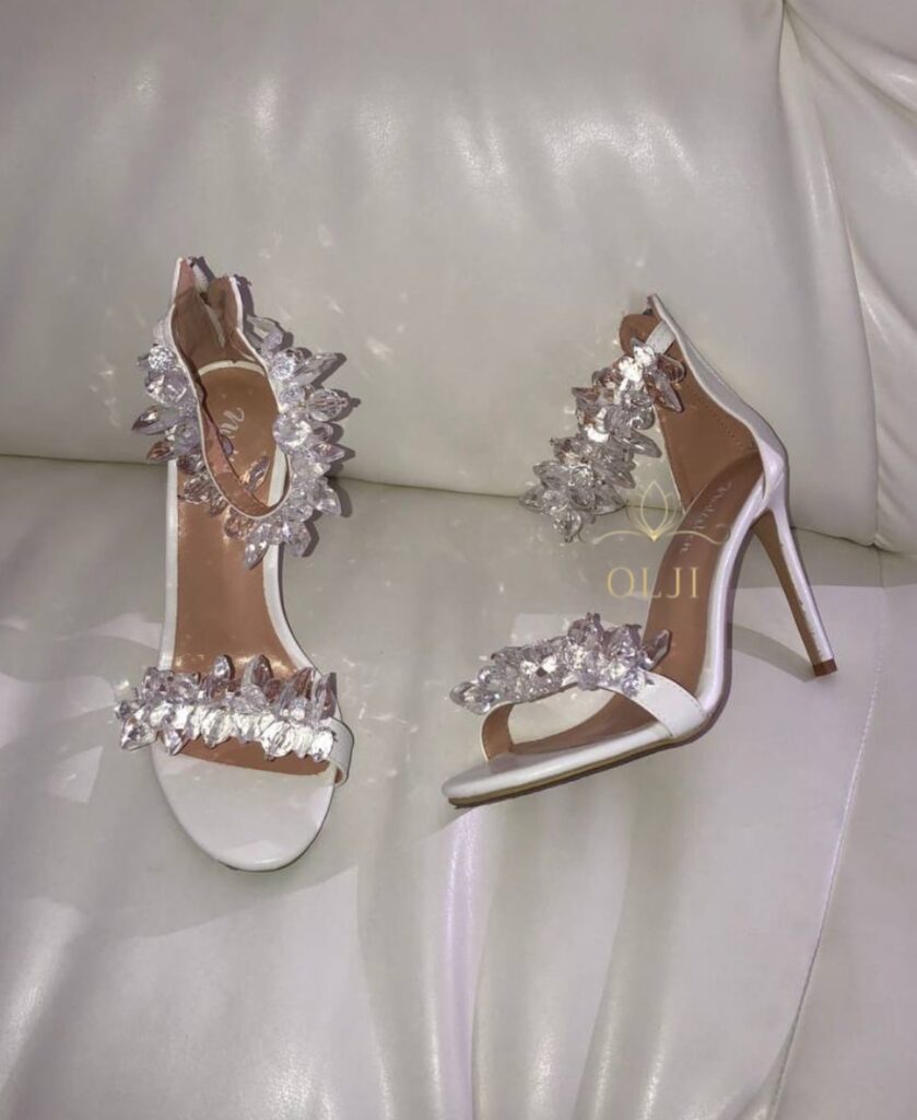 Білі босоніжки з кристалами