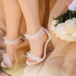 Білі босоніжки з кристалами