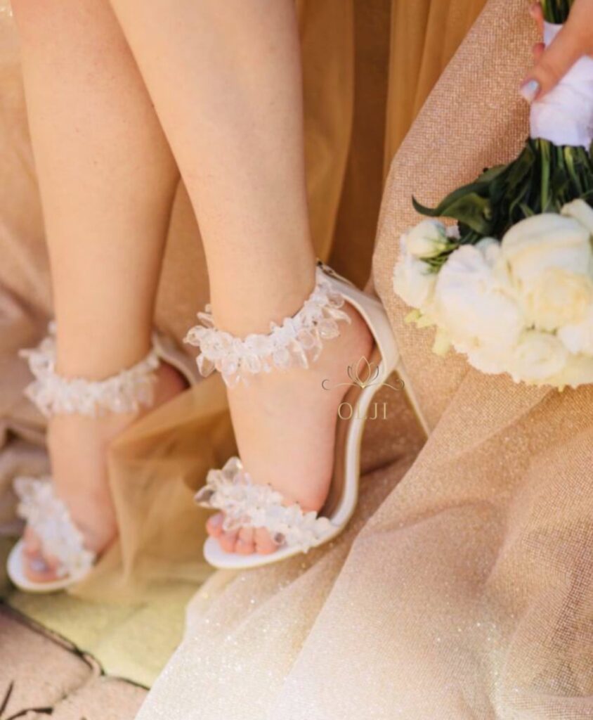 Білі босоніжки з кристалами