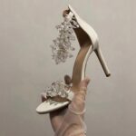 Білі босоніжки з кристалами