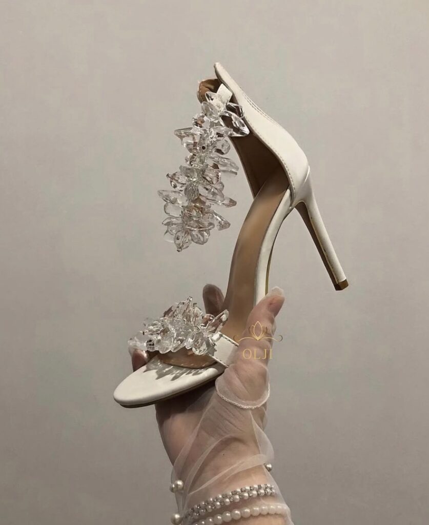 Білі босоніжки з кристалами