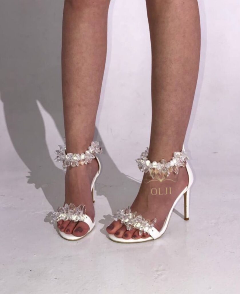 Білі босоніжки з кристалами