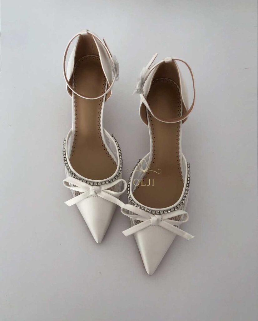 Атласні туфлі з бантом, стразами і мереживом