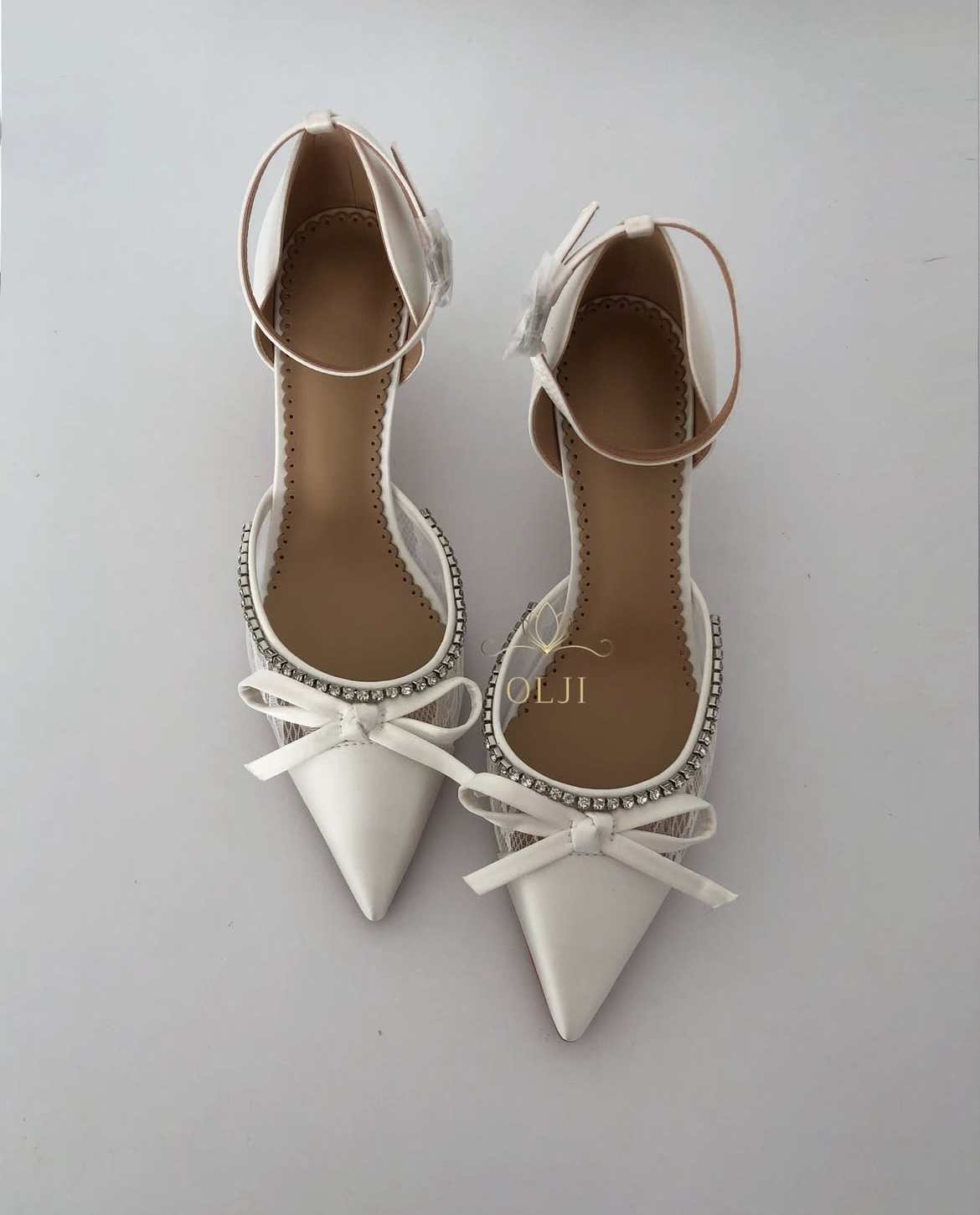 Атласні туфлі з бантом, стразами і мереживом