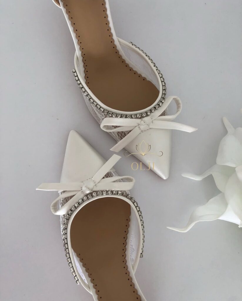 Атласні туфлі з бантом, стразами і мереживом