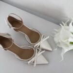 Атласні туфлі з бантом, стразами і мереживом