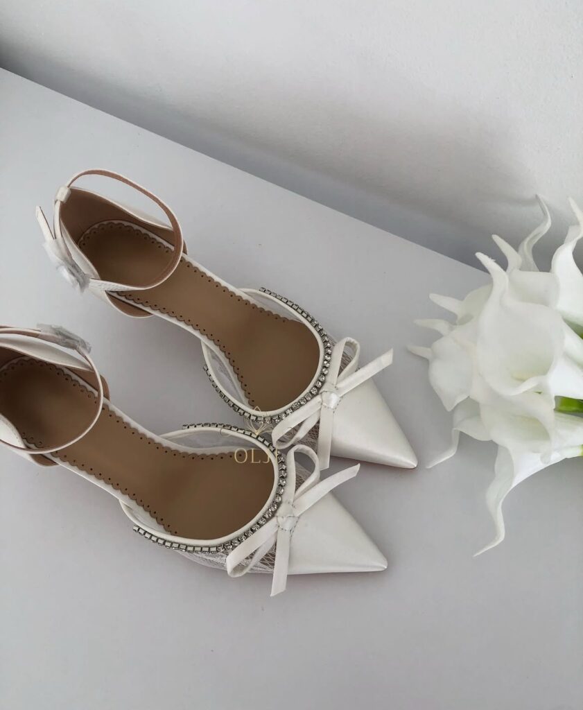 Атласні туфлі з бантом, стразами і мереживом