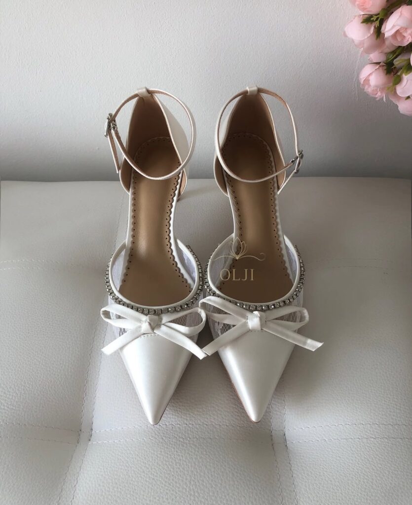 Атласні туфлі з бантом, стразами і мереживом