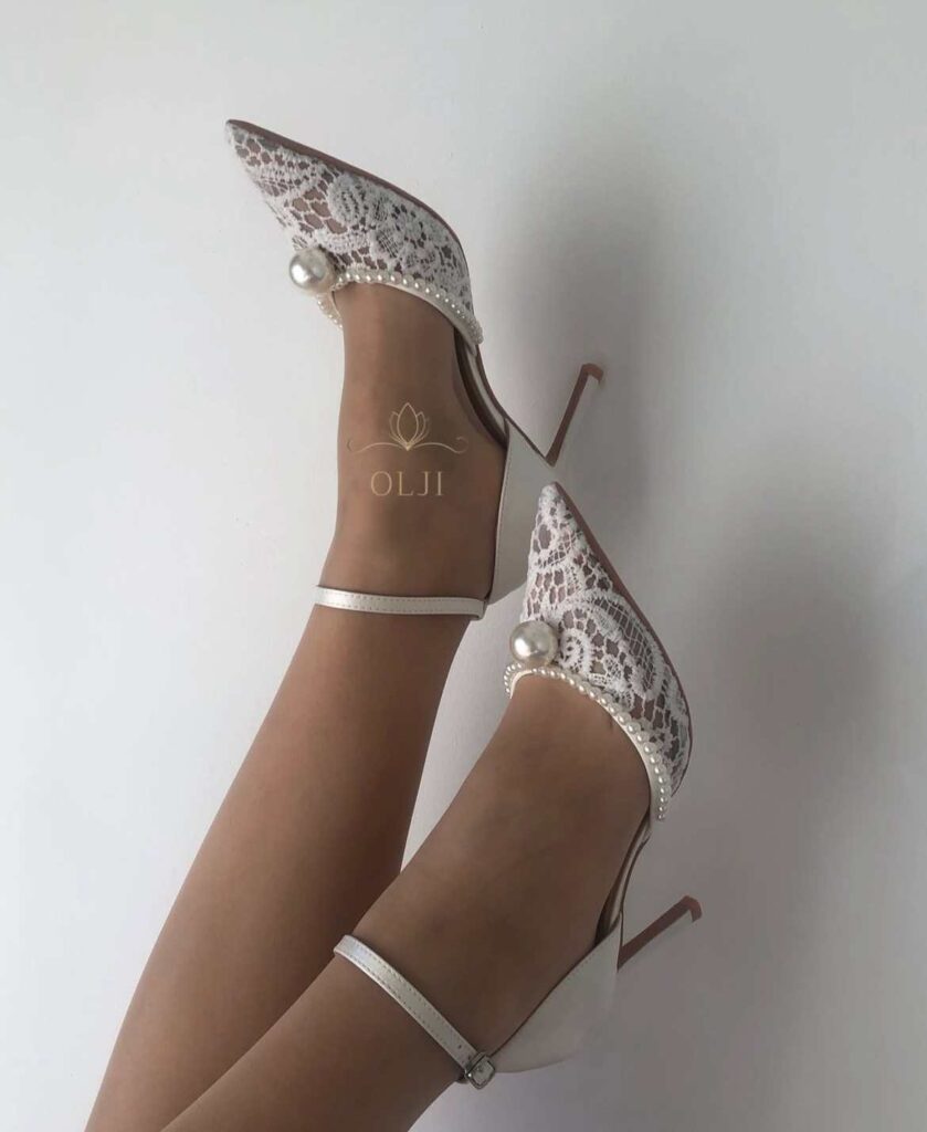 Туфлі з мереживом та перлиною