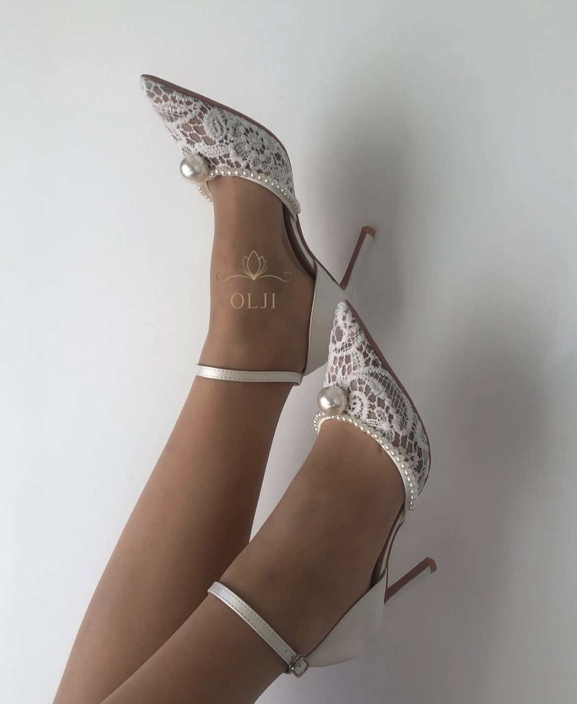 Туфлі з мереживом та перлиною