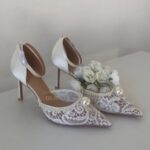 Туфлі з мереживом та перлиною