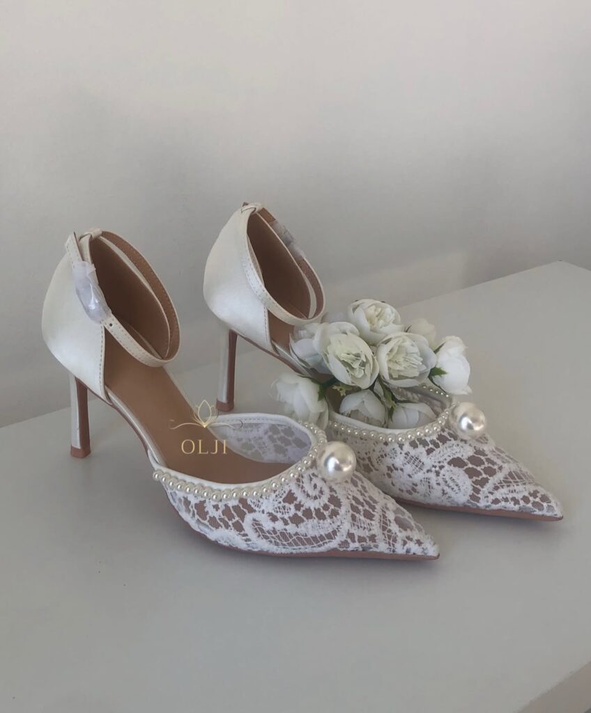 Туфлі з мереживом та перлиною