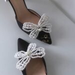 Атласні весільні туфлі з перлами та знімною брошкою у формі метелика