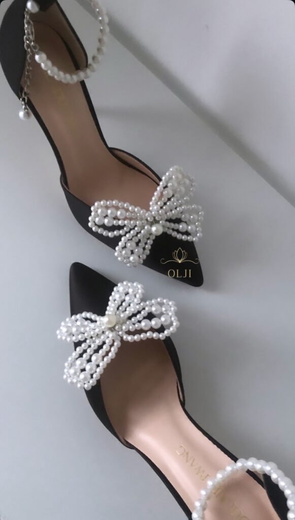 Атласні весільні туфлі з перлами та знімною брошкою у формі метелика