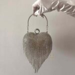 Срібна блискуча сумка у формі сердечка