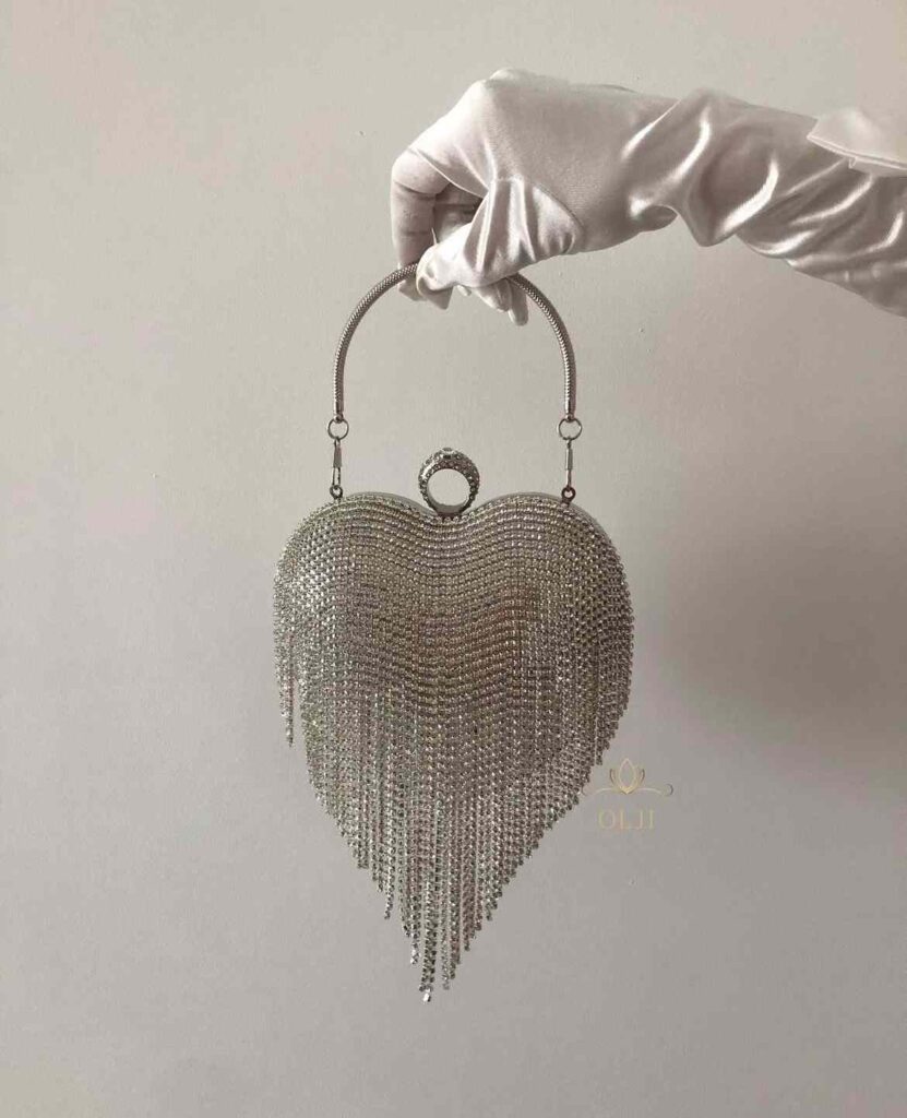 Срібна блискуча сумка у формі сердечка
