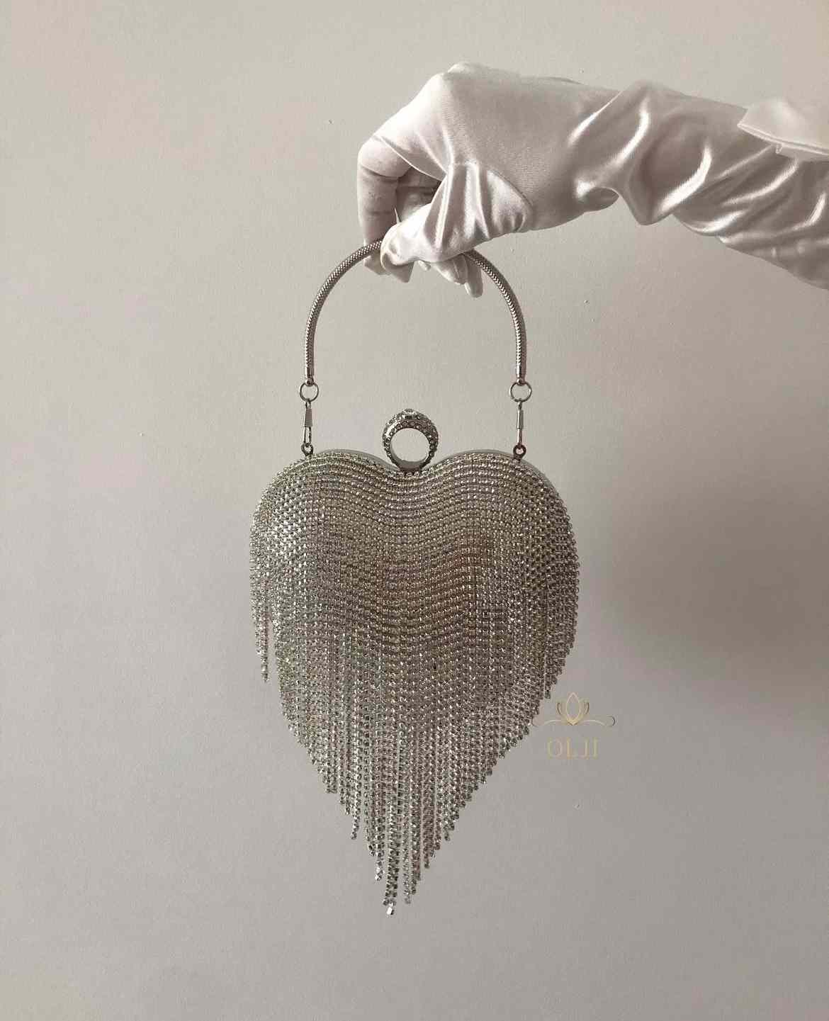 Срібна блискуча сумка у формі сердечка