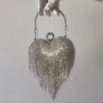 Срібна блискуча сумка у формі сердечка