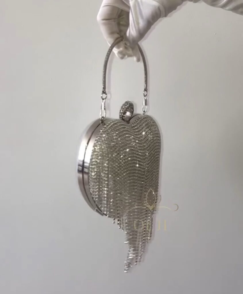 Срібна блискуча сумка у формі сердечка