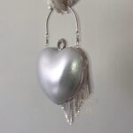 Срібна блискуча сумка у формі сердечка