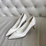 Класичні закриті атласні туфлі