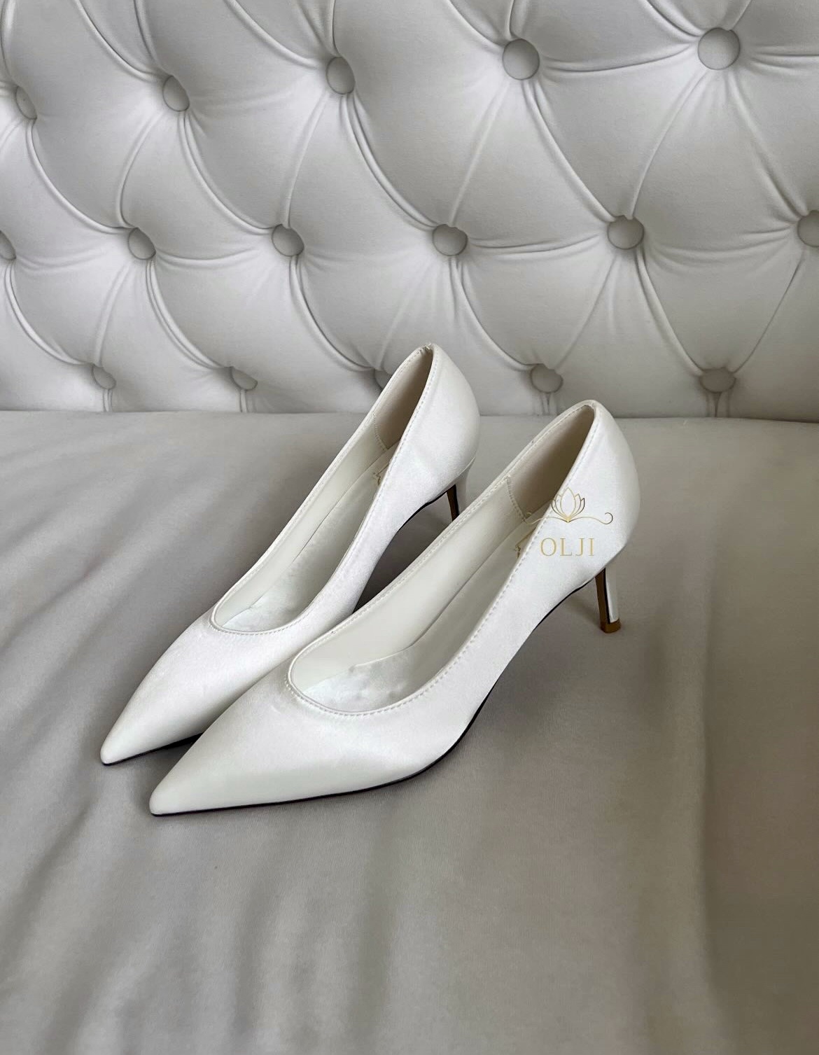 Класичні закриті атласні туфлі