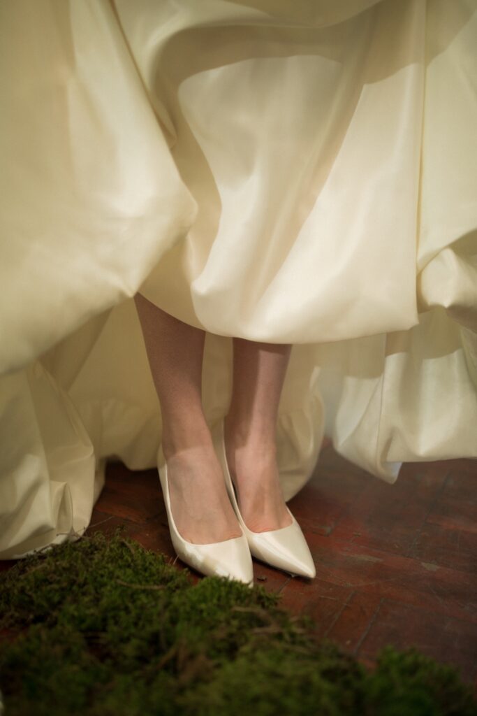 Класичні закриті атласні туфлі