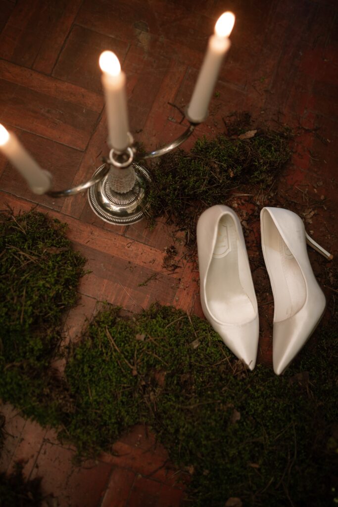 Класичні закриті атласні туфлі