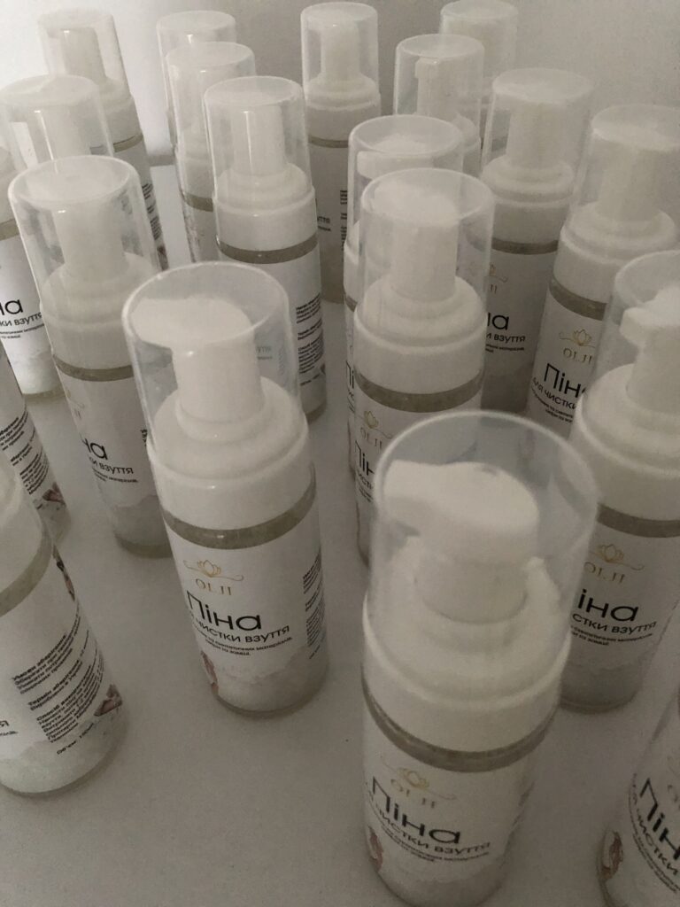 Піна для чищення взуття різних матеріалів OLJI, 150 мл