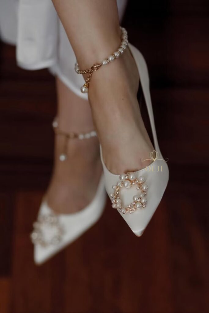 Туфлі 6в1 зі знімними брошками Атласні туфлі з перлами