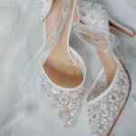 Туфлі з паєтками та прозорими стрічками