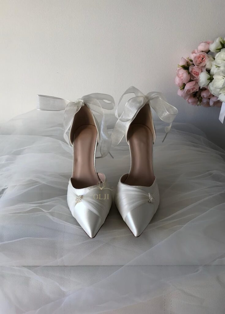 Туфлі з перлами, прозорими стрічками та ремінцем у комплекті