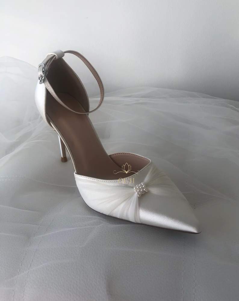 Атласні туфлі оздоблені перлами