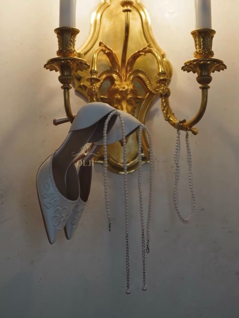 Туфлі з квітковим вишитим візерунком та перлами